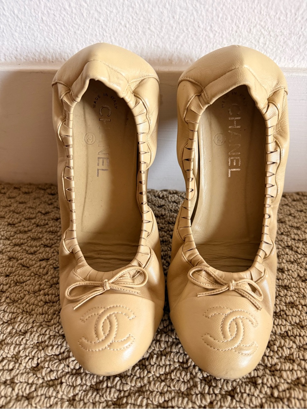 CHANEL Cream Leather CC Logo Ballet Flats